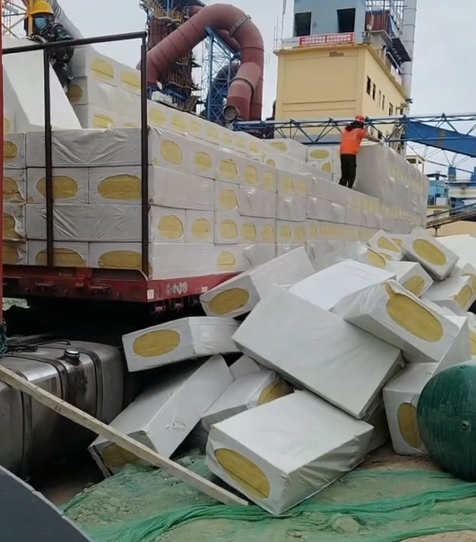 水泥廠巖棉板卸貨現場